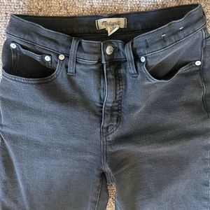 Mid-Rise Kickout jeans in black denim